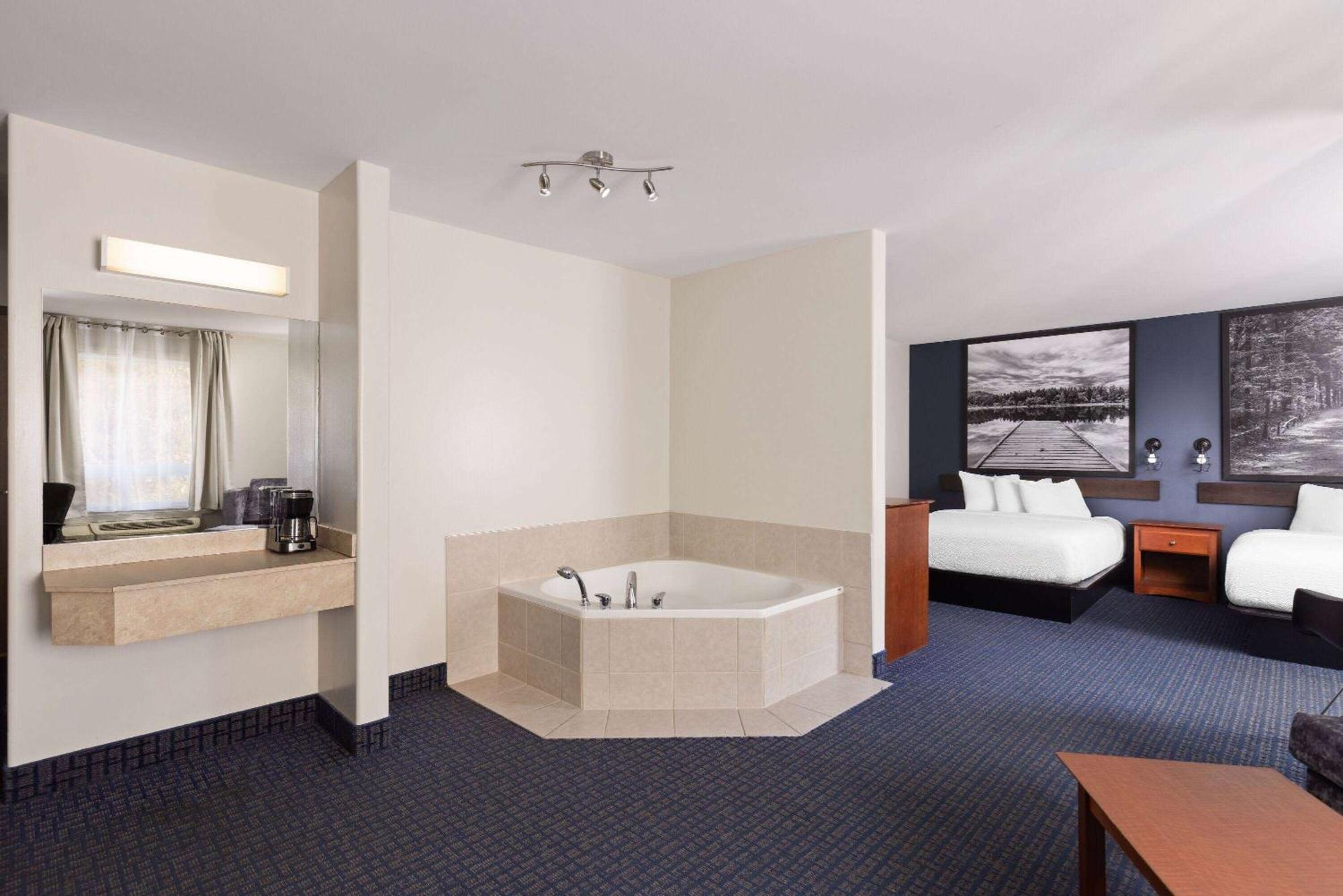 Super 8 By Wyndham Sainte Agathe Des Monts Hotel Exterior photo