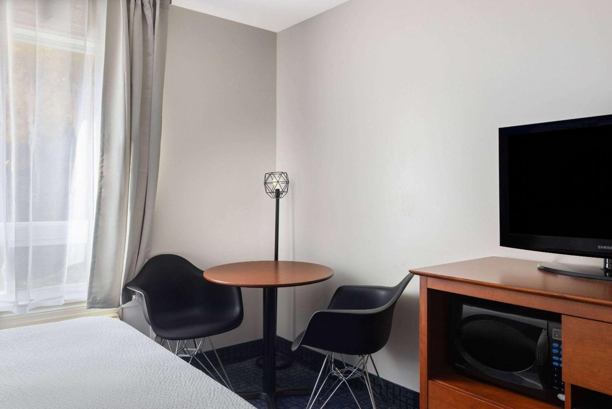 Super 8 By Wyndham Sainte Agathe Des Monts Hotel Exterior photo