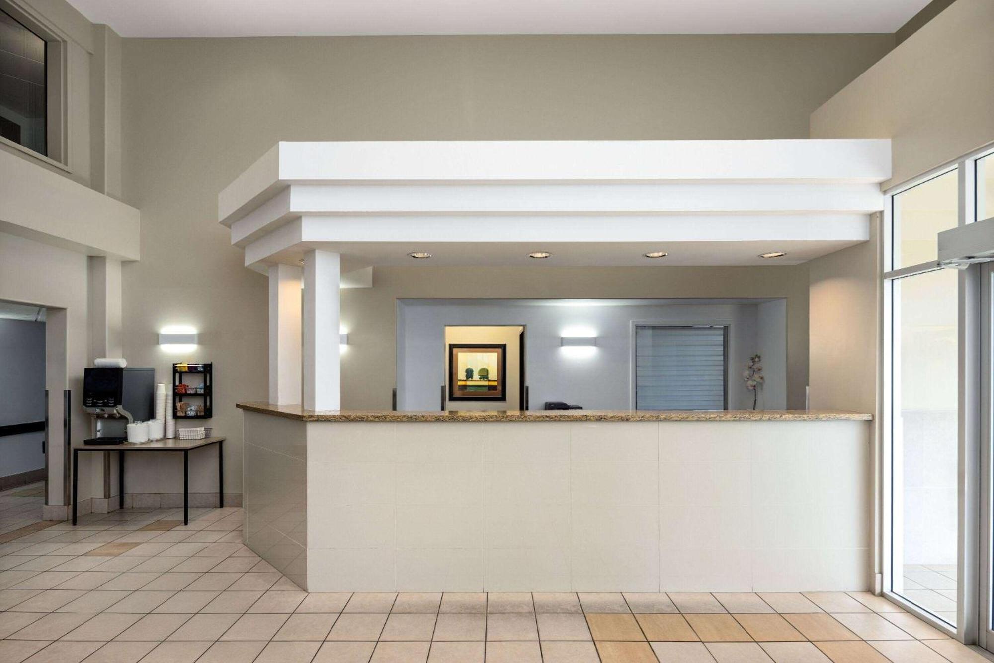 Super 8 By Wyndham Sainte Agathe Des Monts Hotel Exterior photo