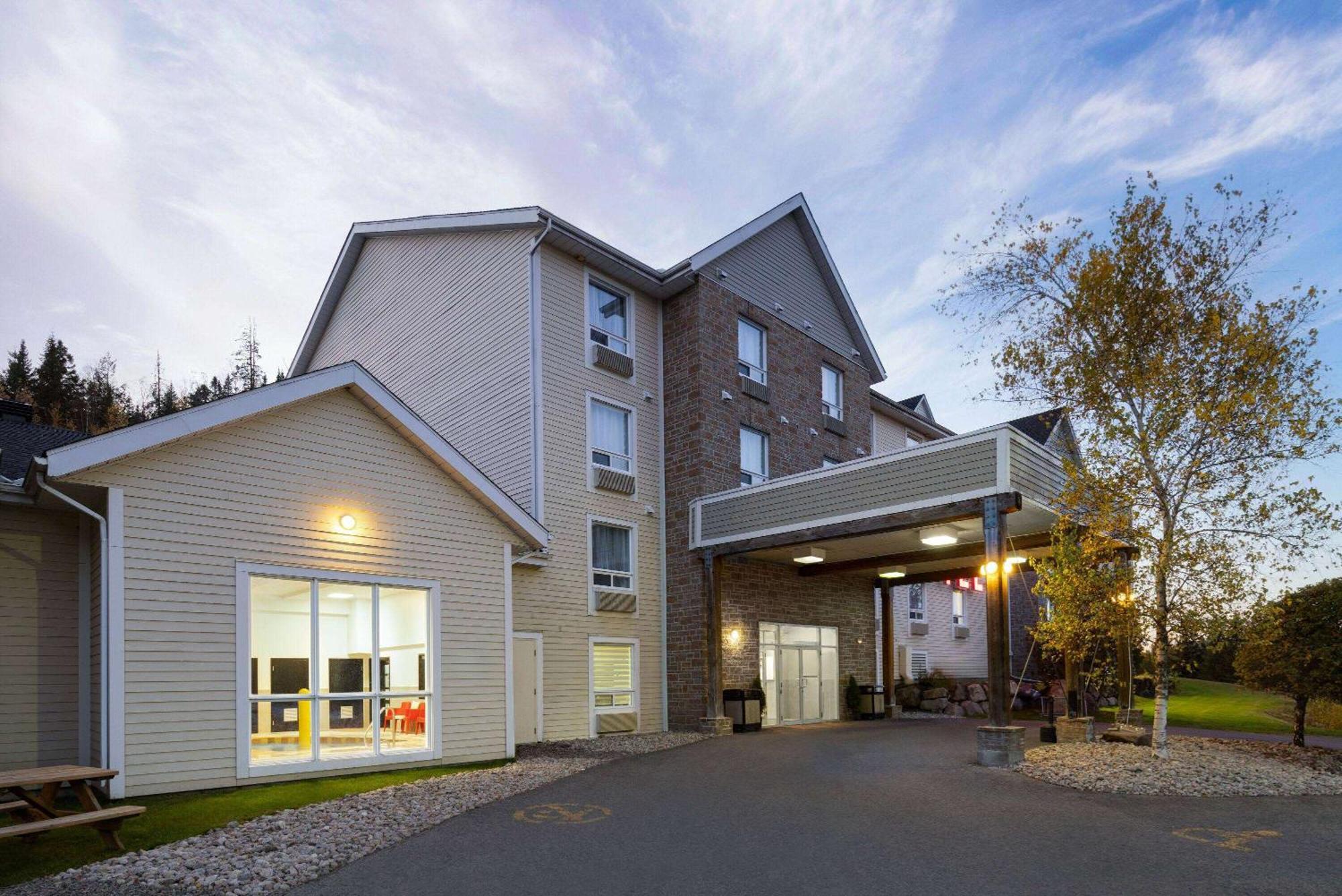 Super 8 By Wyndham Sainte Agathe Des Monts Hotel Exterior photo